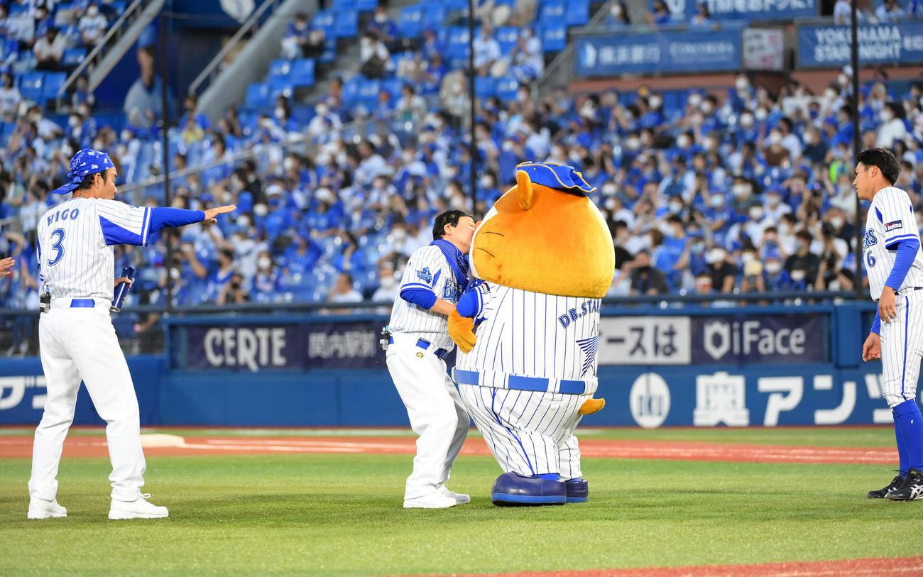 DeNA対ヤクルト　DeNA森敬斗の代わりにダチョウ〓（人ベンに貝の目が組のツクリ）楽部の上島竜兵とキスをするDBスターマン