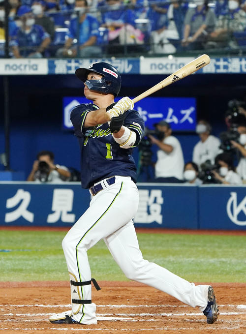 DeNA対ヤクルト　8回表ヤクルト1死、左越え本塁打を放つ山田（撮影・横山健太）