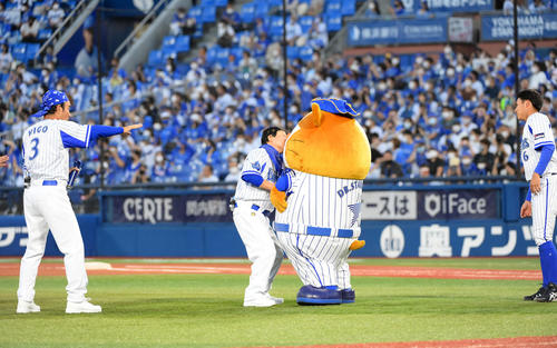 DeNA対ヤクルト　DeNA森敬斗の代わりにダチョウ〓（人ベンに貝の目が組のツクリ）楽部の上島竜兵とキスをするDBスターマン