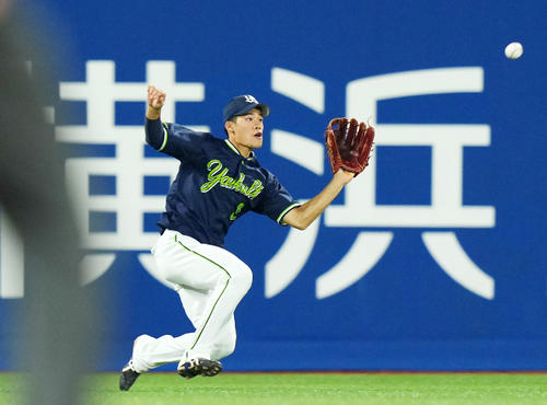 DeNA対ヤクルト　4回裏DeNA1死、柴田の打球を好捕する塩見（撮影・横山健太）
