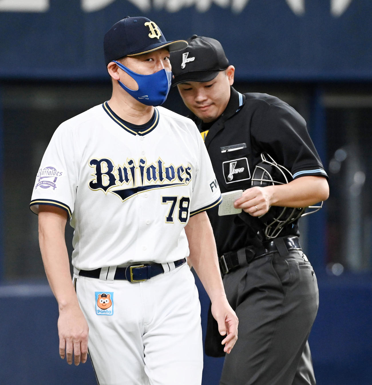 オリックス対日本ハム　6回表日本ハム1死一、三塁、田嶋の交代を告げる中嶋監督（撮影・前岡正明）