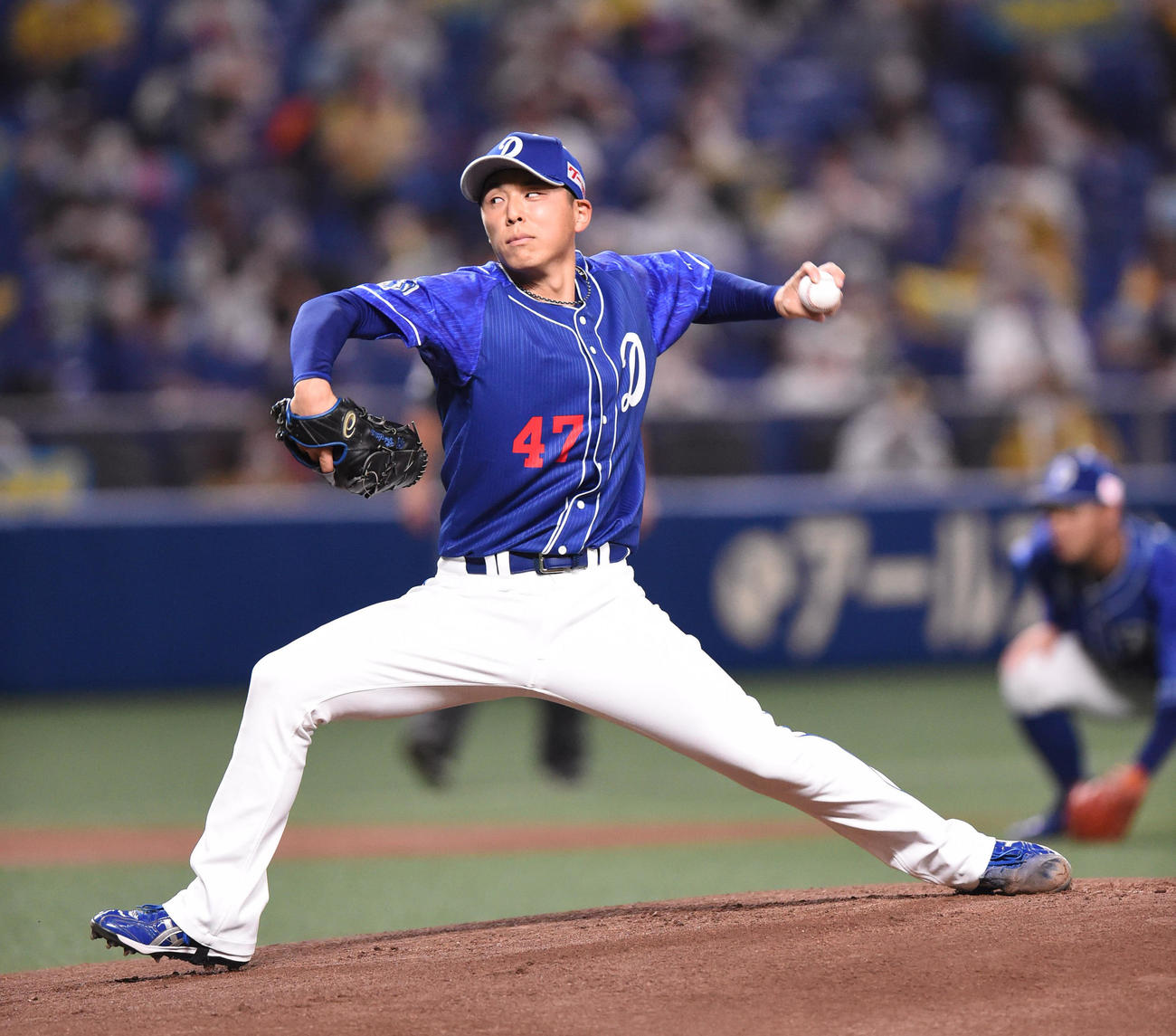 中日対阪神　1回表、登板する中日先発の笠原（撮影・森本幸一）
