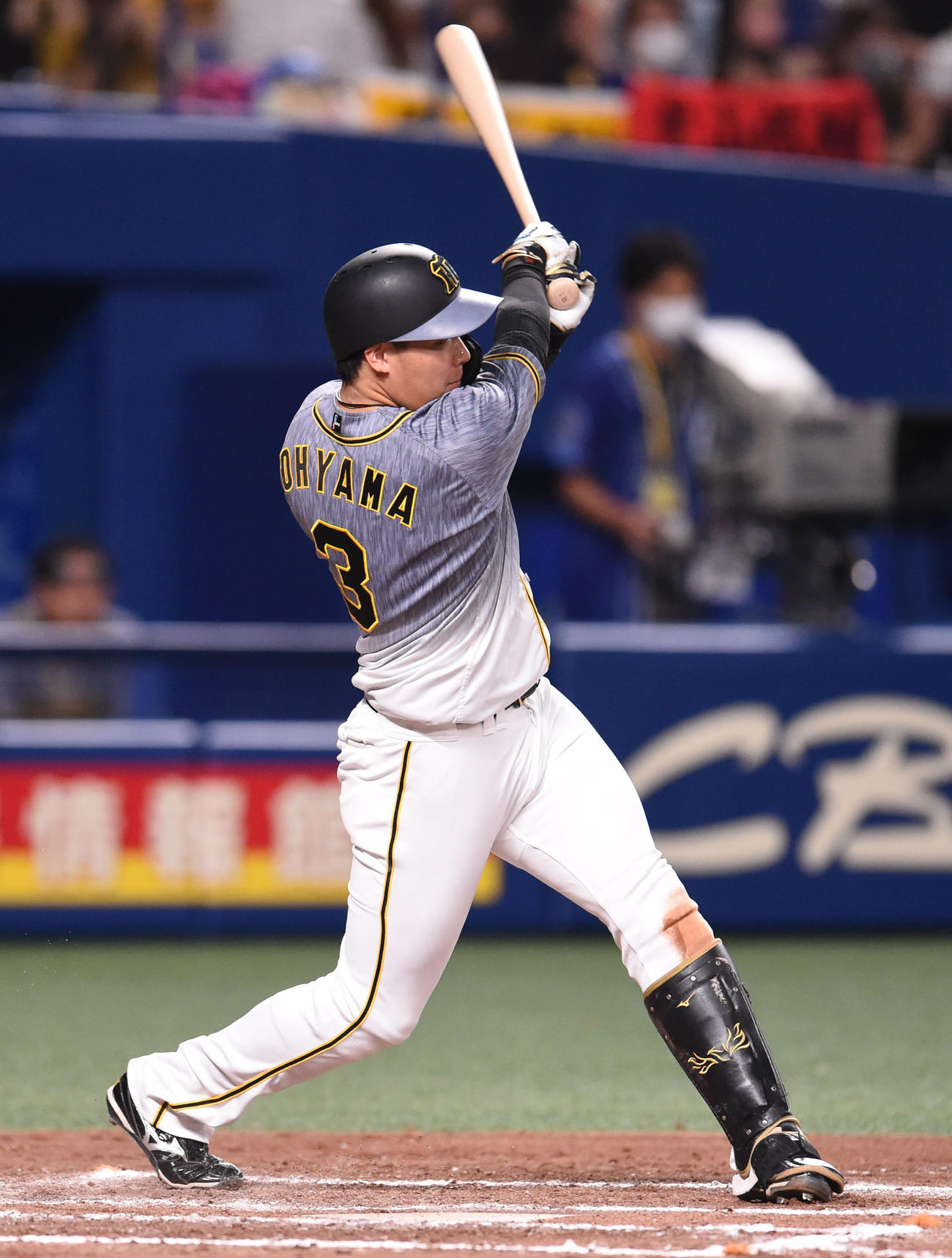 中日対阪神　8回表阪神2死二、三塁、中前2点適時打を放つ大山（撮影・森本幸一）