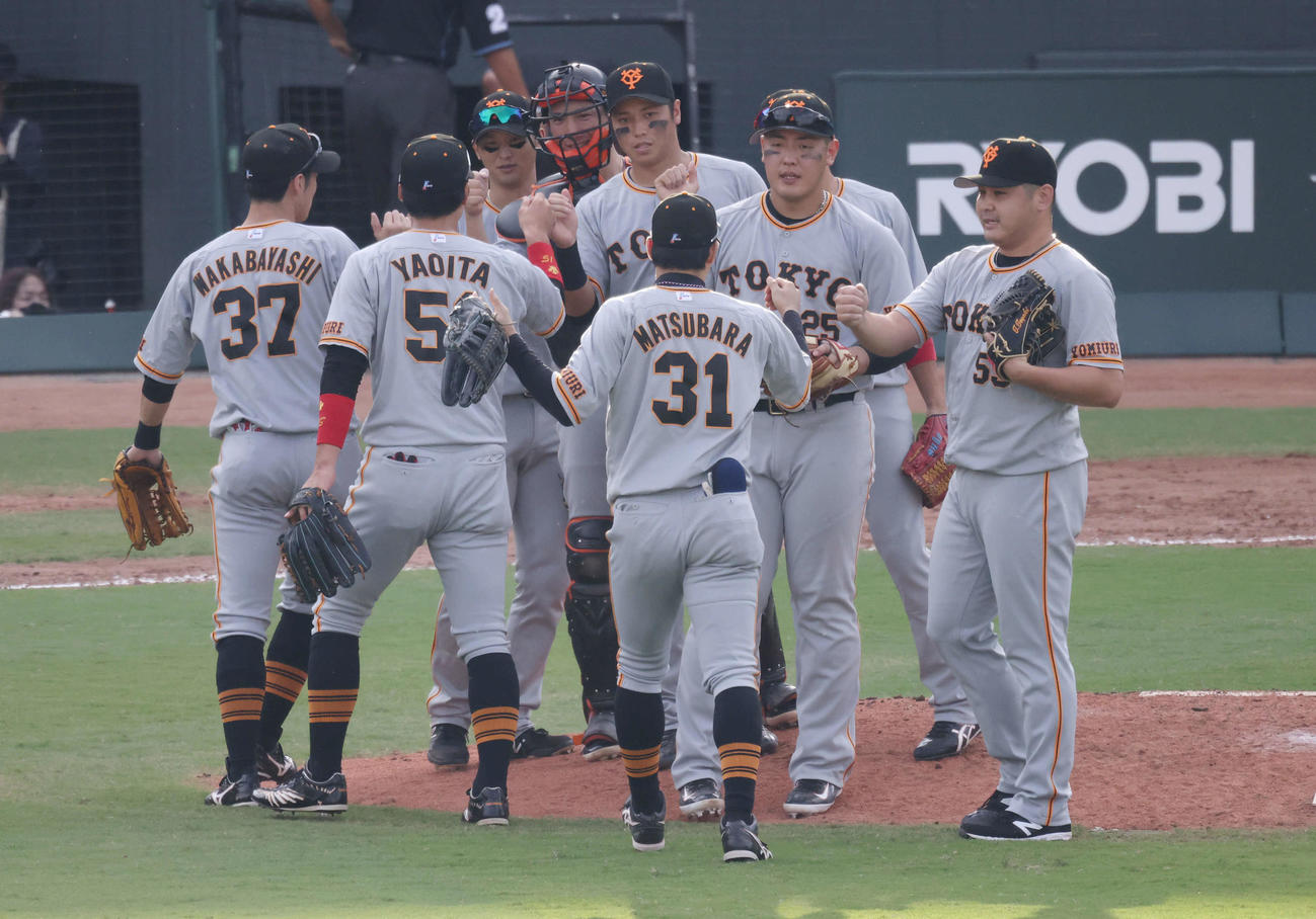 広島対巨人　広島に快勝した巨人ナイン（撮影・加藤孝規）