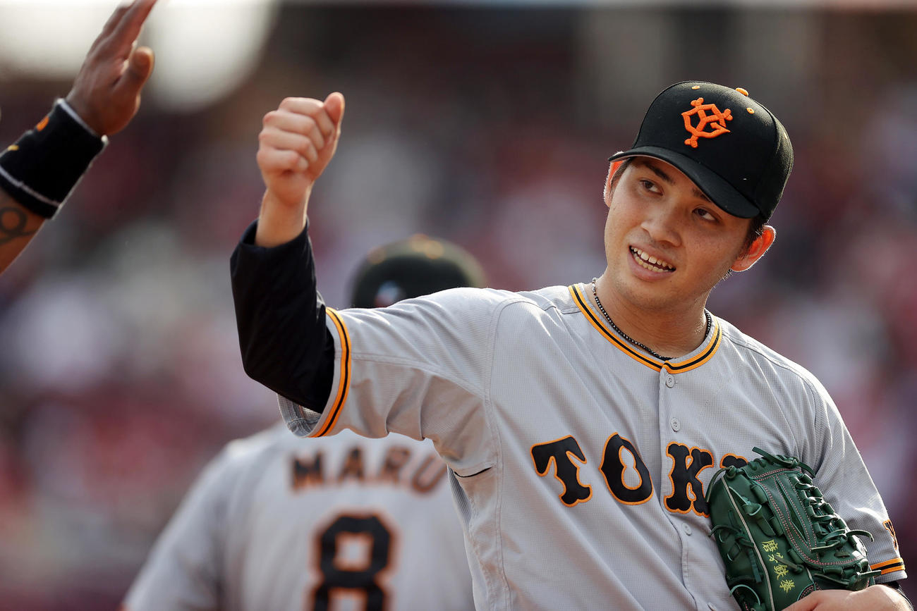 広島対巨人　6回裏を抑え、チームメートとタッチを交わす高橋（撮影・狩俣裕三）