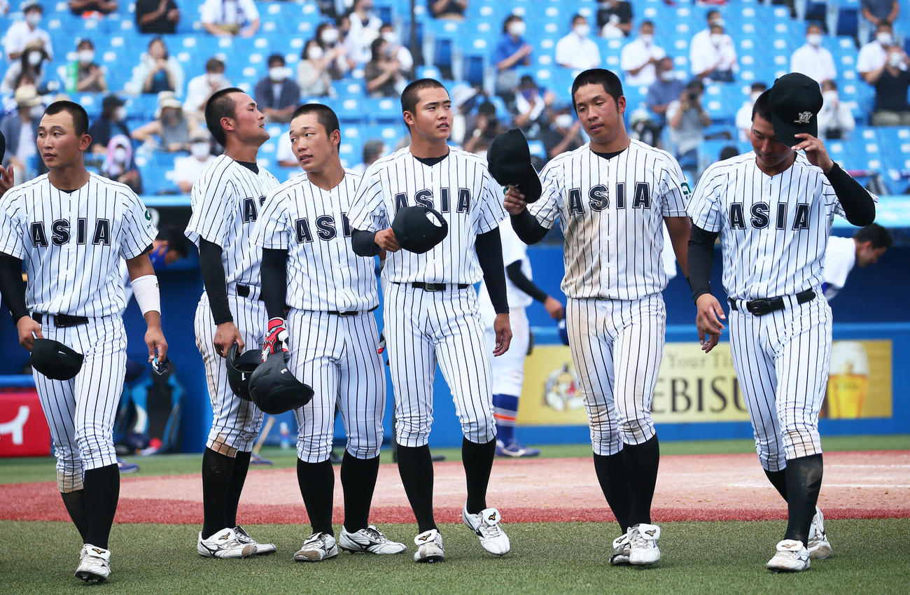 駒大対亜大　駒大に敗れ引き揚げる亜大・松本健（右から3人目）ら（撮影・足立雅史）