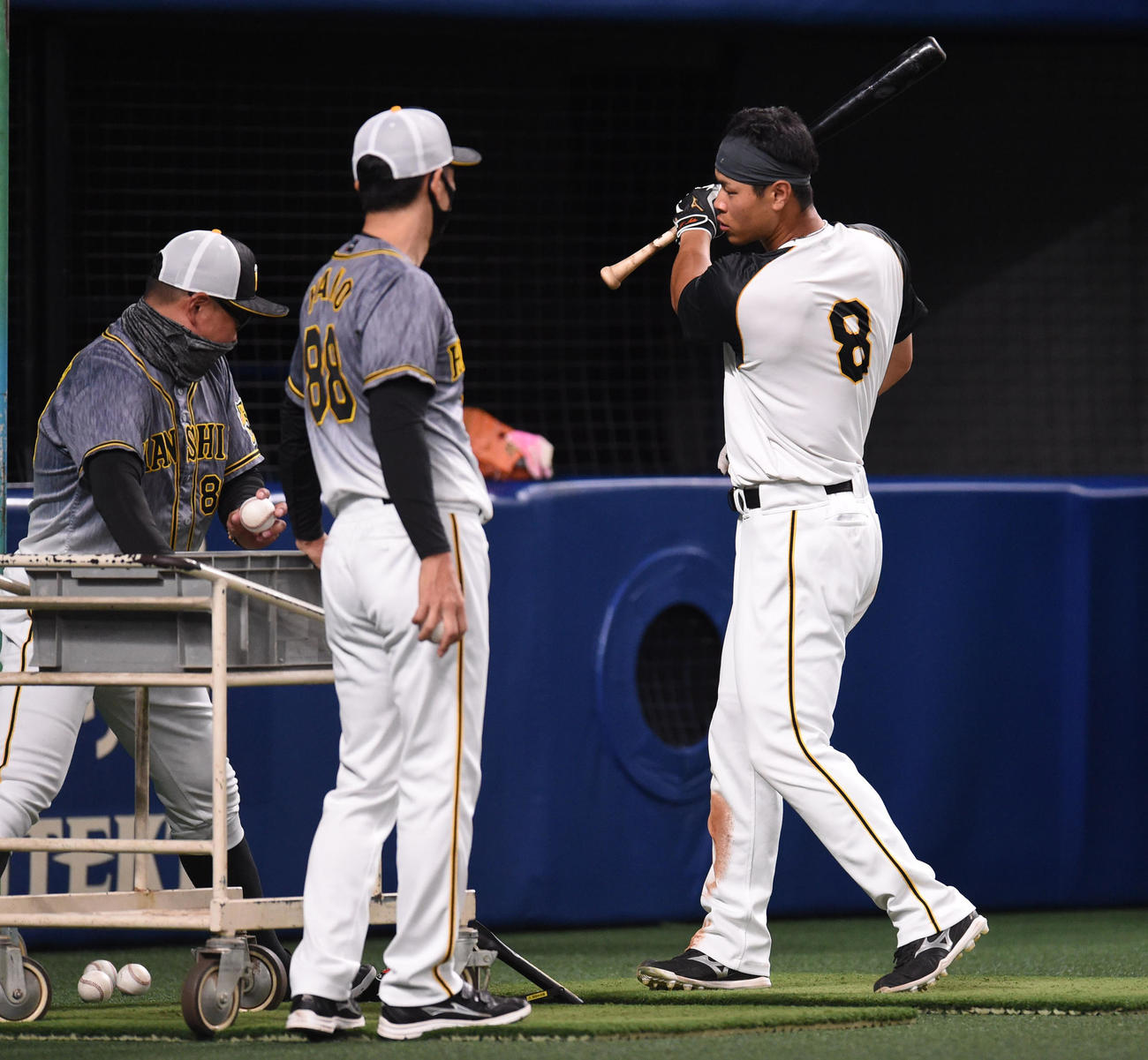 試合前、矢野監督（中央）が見つめる前で打撃練習をする佐藤輝（右）（撮影・森本幸一）