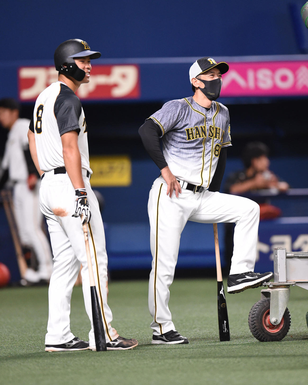 試合前、矢野監督（右）と言葉を交わす佐藤輝（左）（撮影・森本幸一）