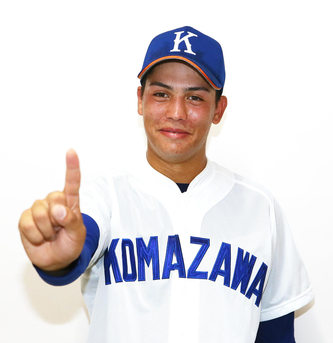駒大対亜大　初勝利を挙げ笑顔でポーズを決める駒大のエーアン・リン（撮影・足立雅史）