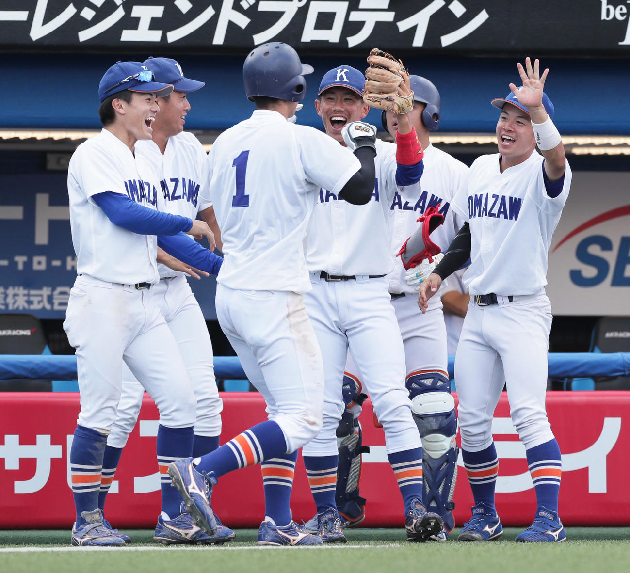 駒大対亜大　8回表駒大2死三塁、大森の適時内野安打をタッチで喜ぶナイン（撮影・足立雅史）