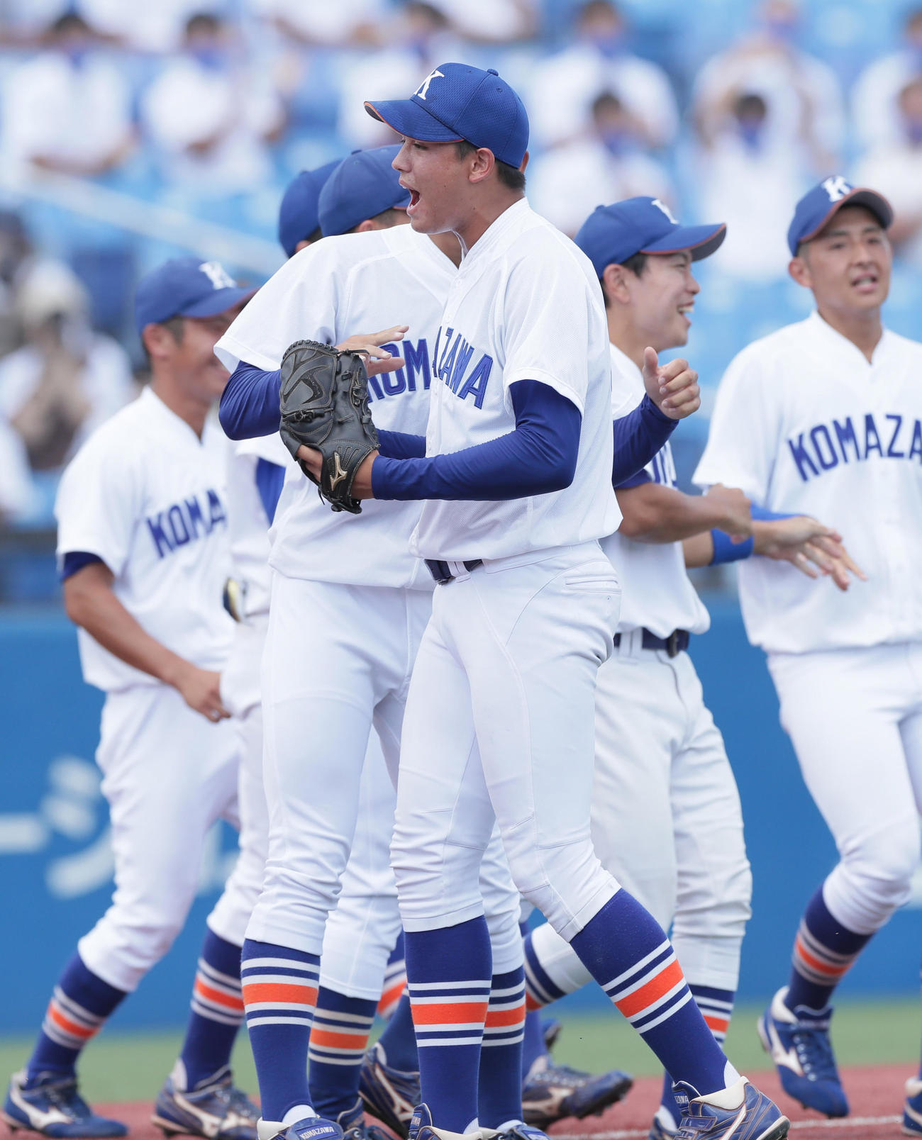 駒大対亜大　勝利し喜ぶ駒大のエーアンリン（中央）（撮影・足立雅史）