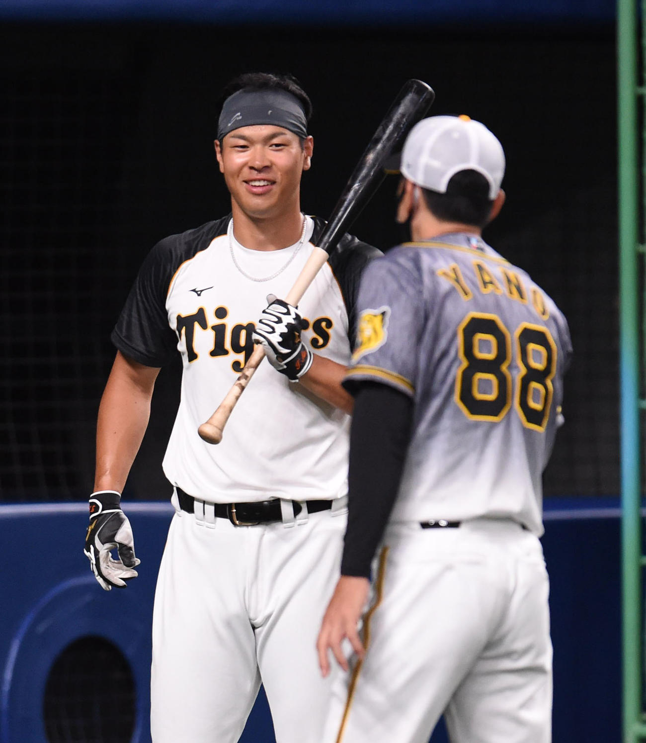 中日対阪神　試合前、打撃練習中に矢野監督（右）から声をかけられる佐藤輝（左）（撮影・森本幸一）