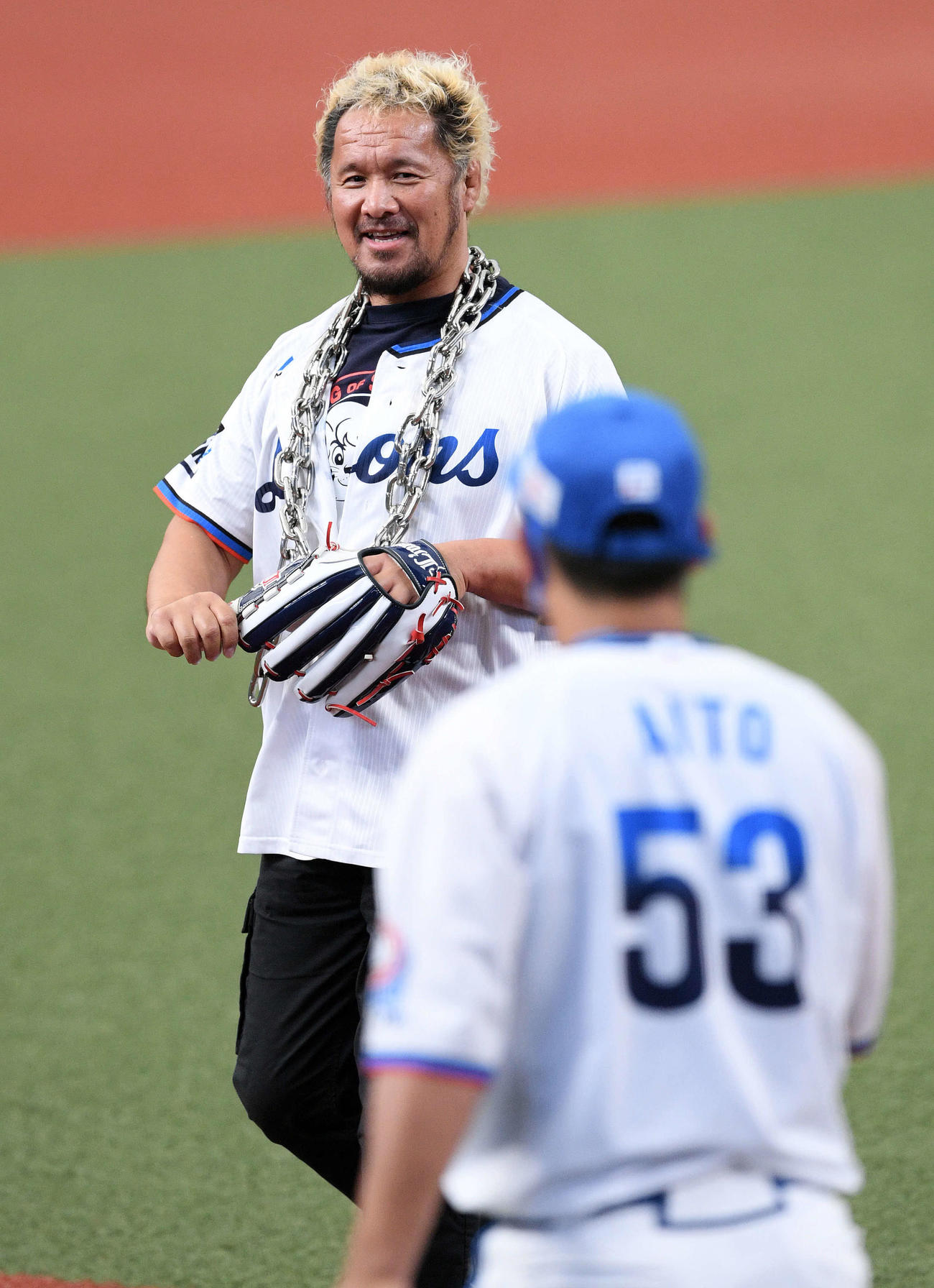 西武対楽天　セレモニアルピッチを終えた新日本プロレスの真壁（奥）は愛斗に笑顔を向ける（撮影・滝沢徹郎）
