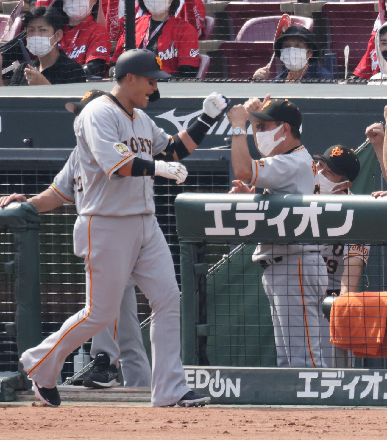 広島対巨人　2回表巨人2死一塁、先制左中間2点本塁打を放った中田を迎える原監督（撮影・加藤孝規）