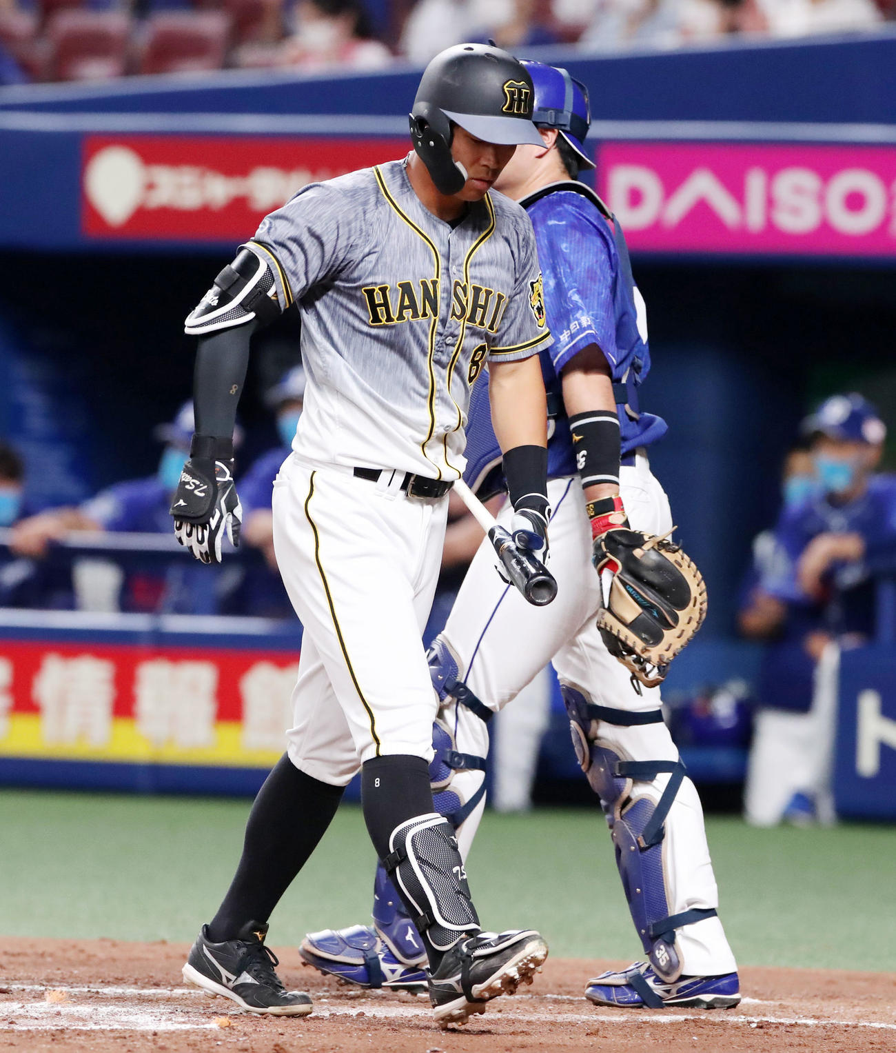中日対阪神　2回表阪神無死、佐藤輝は空振り三振に倒れる（撮影・加藤哉）