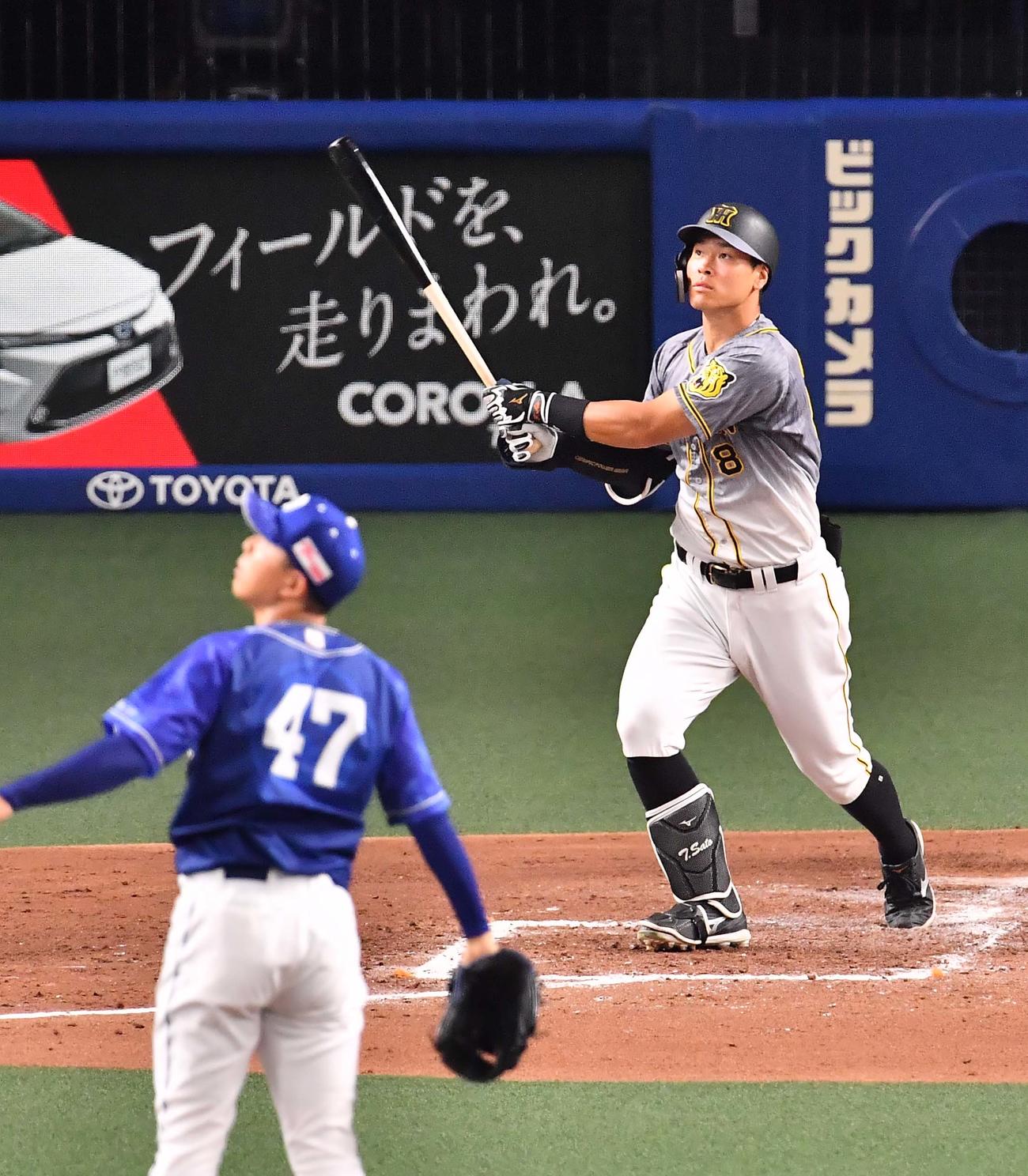 阪神対中日　4回表阪神1死一塁、佐藤輝明は右翼に大飛球を放ち本塁打の判定も、与田剛監督のリクエストでファウルとなる（撮影・上田博志）
