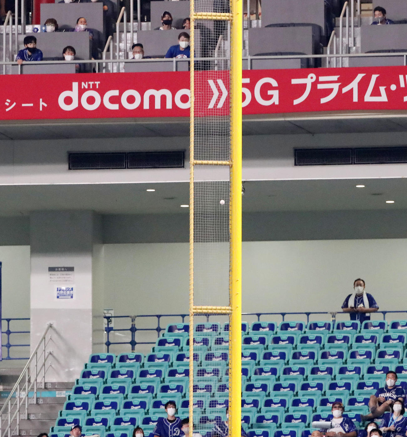 中日対阪神　4回表阪神1死一塁、佐藤輝は右越えに飛球を放つがリクエストの結果ファウルとなる（撮影・加藤哉）