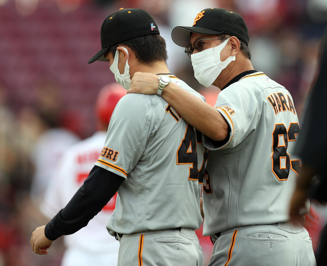 広島対巨人　試合後、11勝目を挙げた高橋（左）をねぎらう原監督（撮影・狩俣裕三）