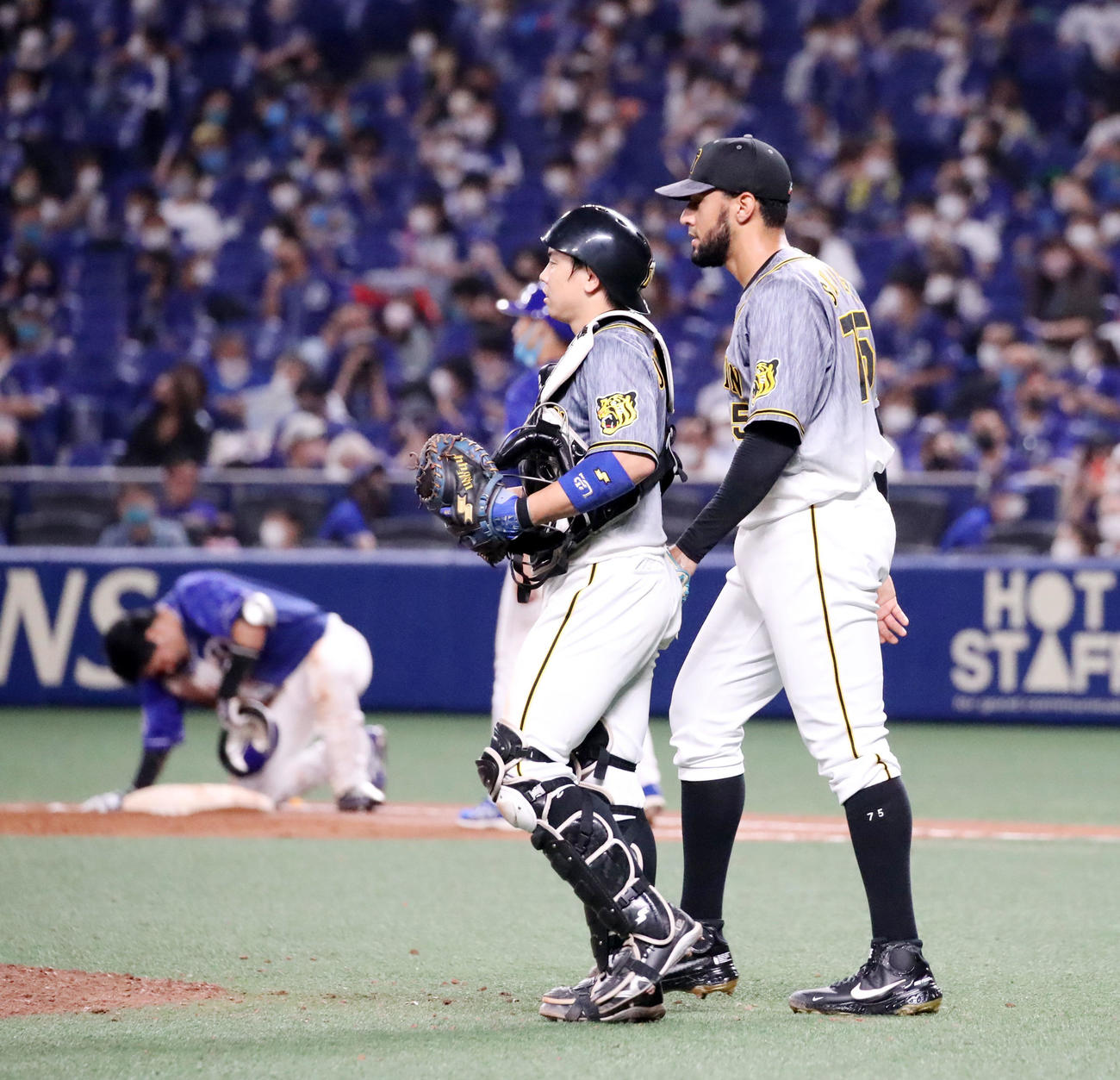 中日対阪神　9回裏中日1死満塁、スアレスは木下（左）を三ゴロ併殺打に仕留め梅野（中央）とマウンドへ向かう（撮影・加藤哉）