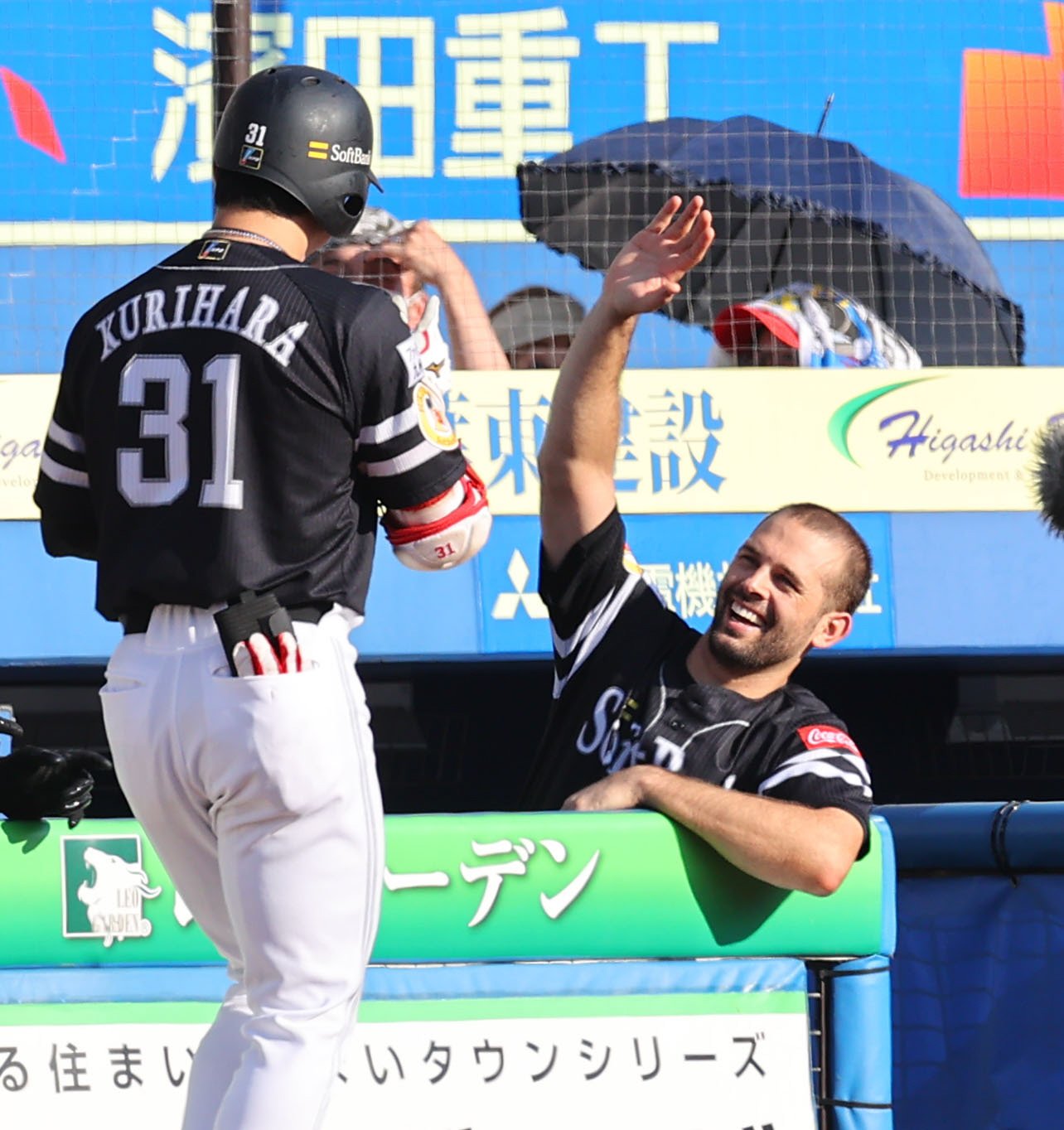 ロッテ対ソフトバンク　5回表ソフトバンク1死、ソロ本塁打を放った栗原（左）を出迎えるマルティネス（撮影・垰建太）