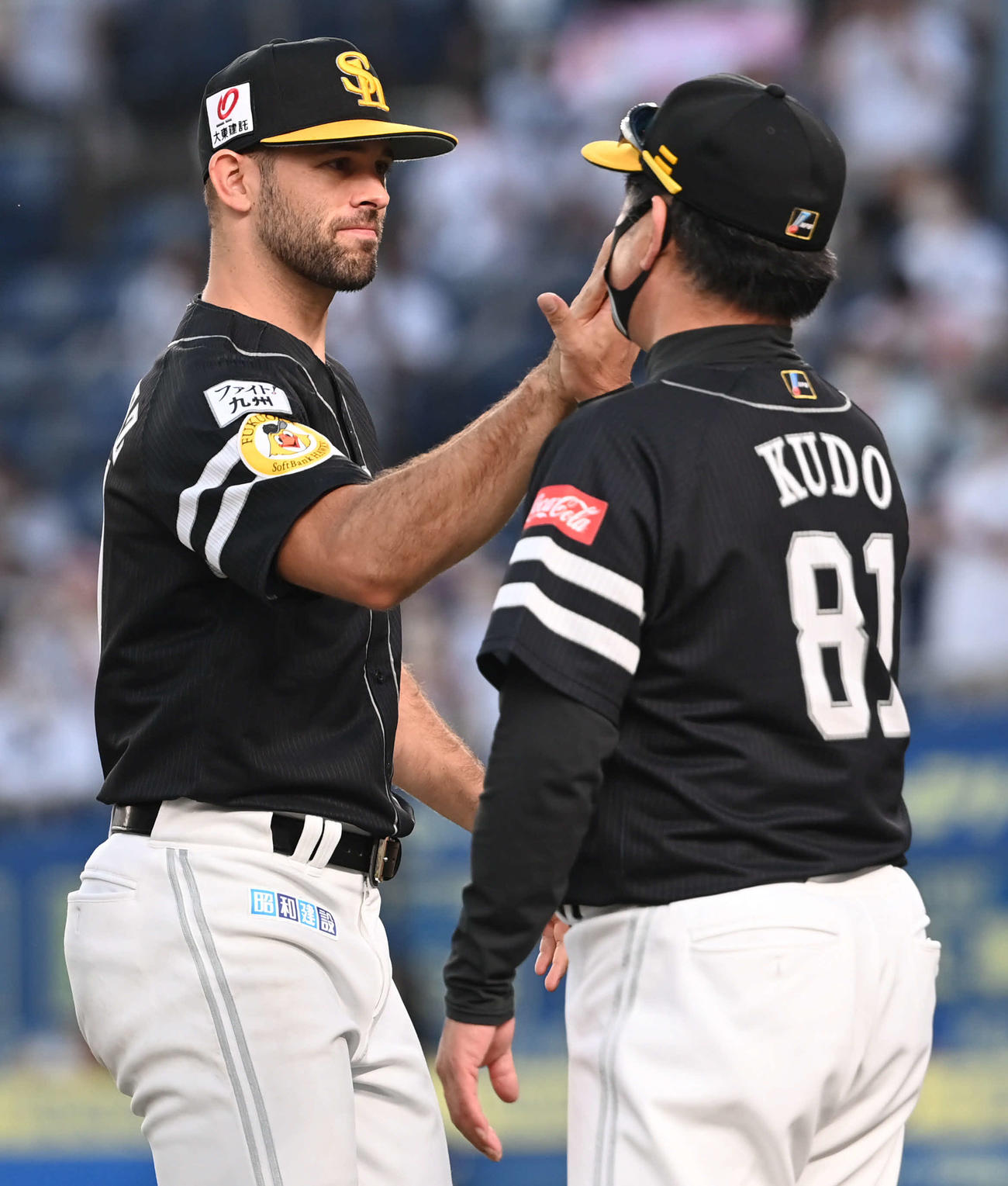 ロッテ対ソフトバンク　8勝目を挙げたソフトバンク・マルティネス（左）は工藤監督とタッチをかわす（撮影・山崎安昭）