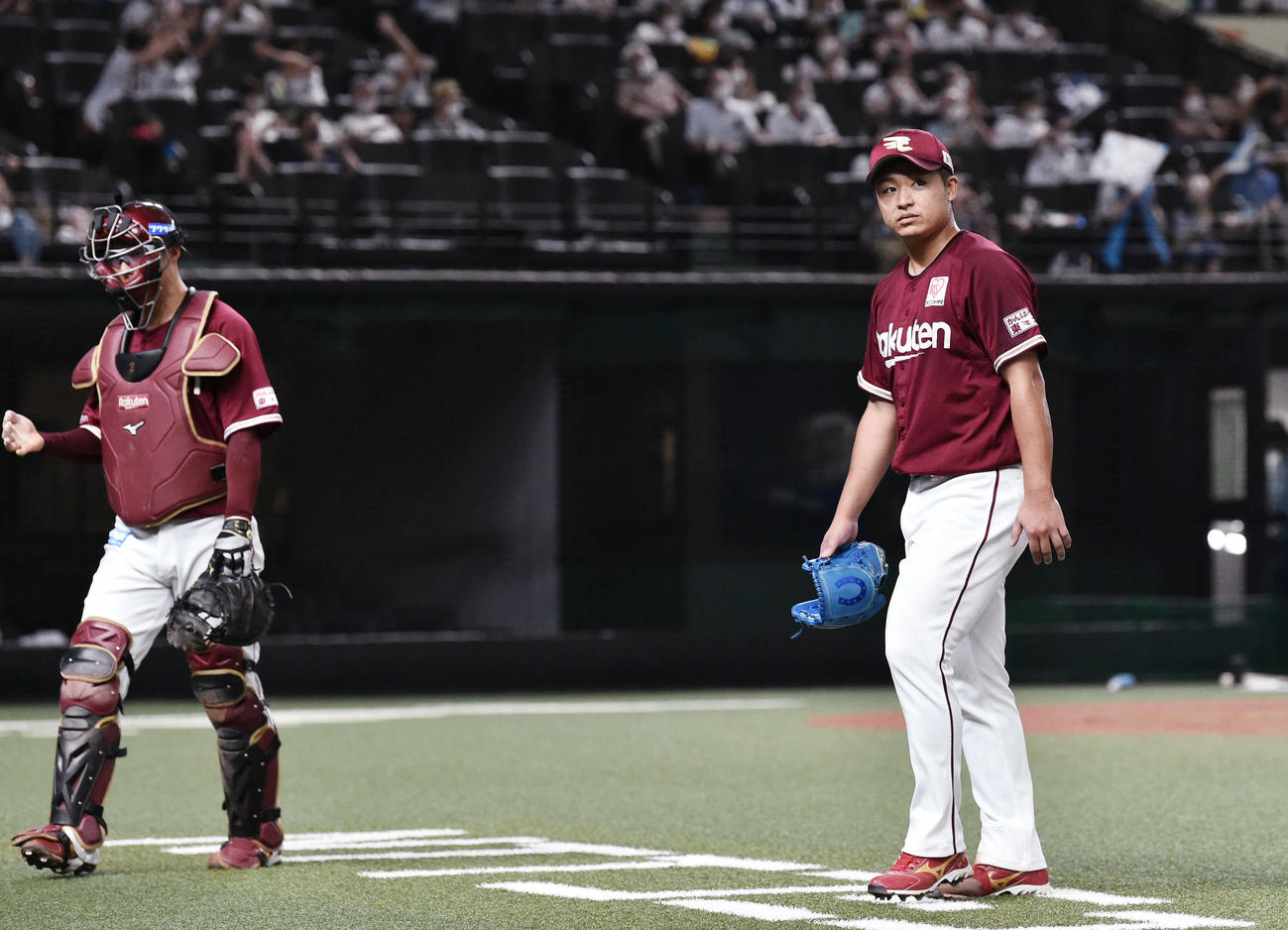 西武対楽天　9回、サヨナラ打を浴び肩を落とし引き揚げる楽天酒居（右）と太田（撮影・滝沢徹郎）