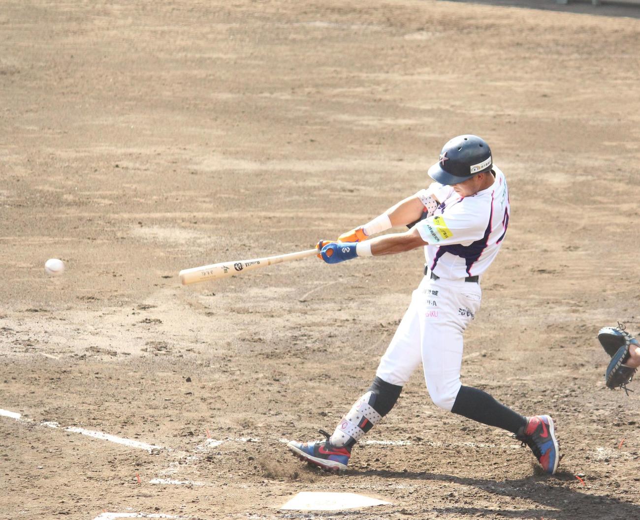 BCリーグ選抜対巨人3軍　4回表BCリーグ選抜、先頭で右前打を放つ茨城・妹尾（撮影・保坂恭子）