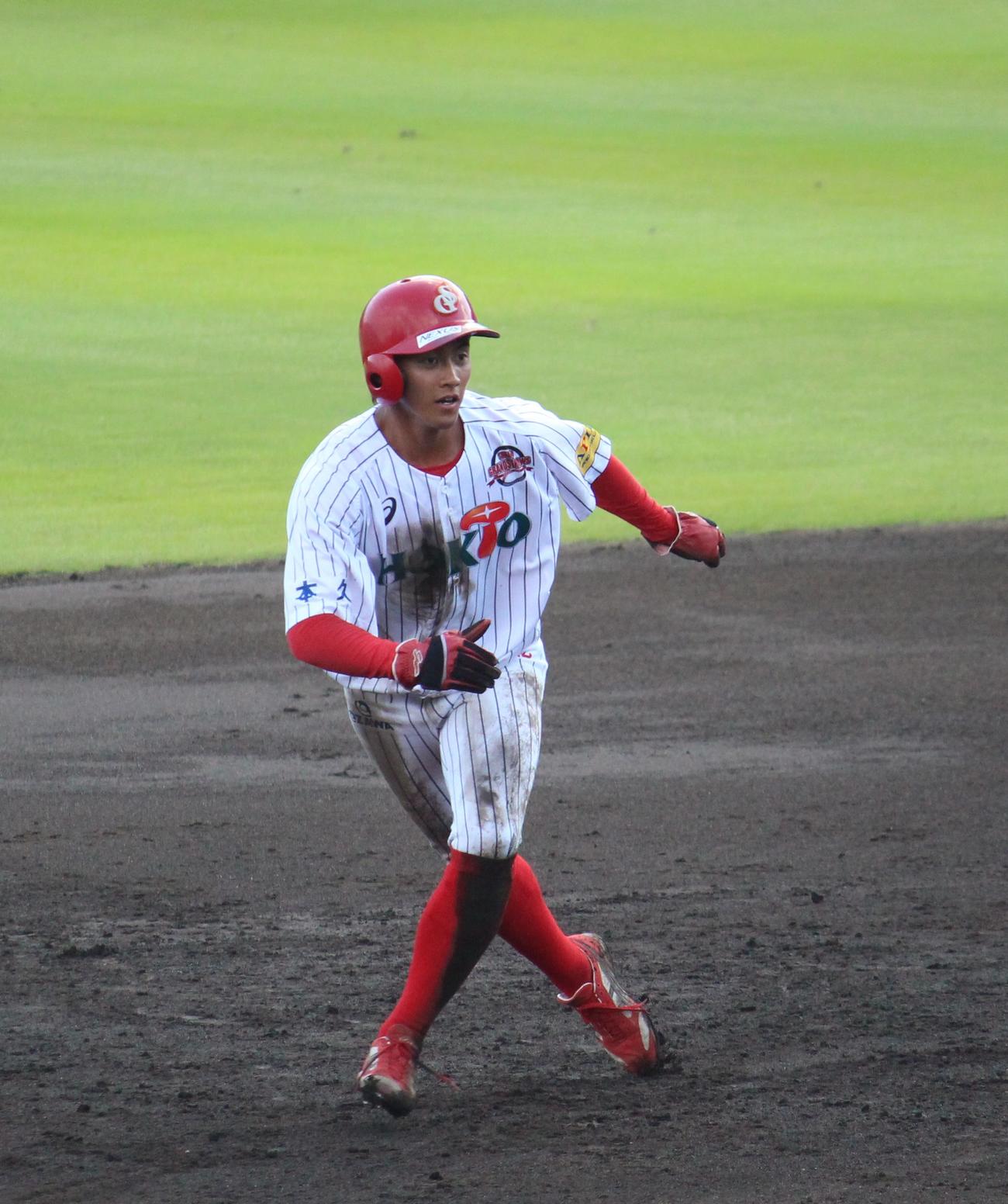 BCリーグ選抜対巨人3軍　BCリーグ選抜の4番で3打数3安打、俊足もアピールしたBC・信濃の岩田（撮影・保坂恭子）