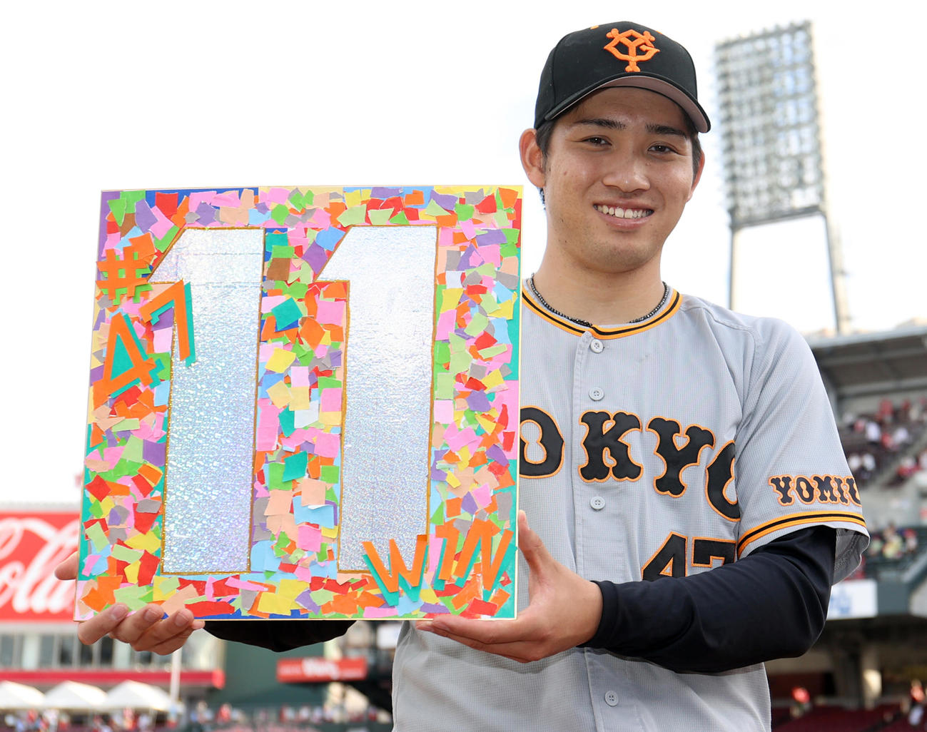 広島対巨人　ヒーローインタビュー後、笑顔を見せる11勝目を挙げた高橋（撮影・狩俣裕三）