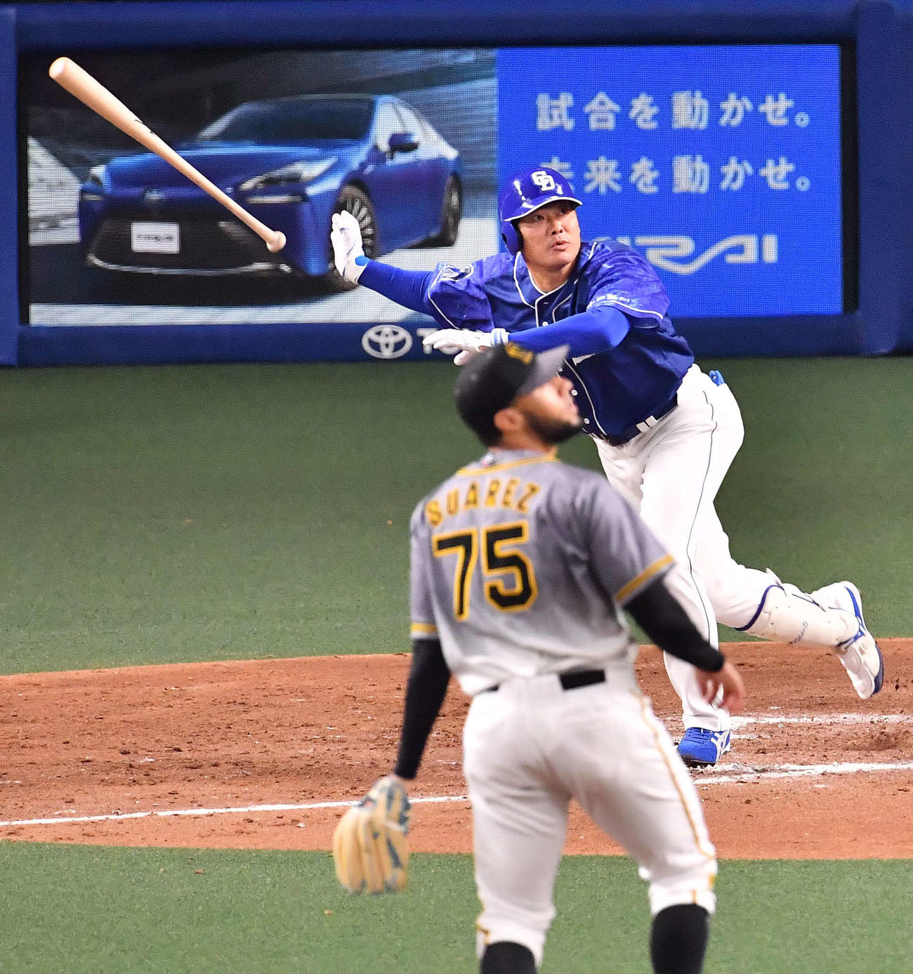 阪神対中日　9回裏中日1死一、三塁、スアレスから左越えに同点適時二塁打を放つ福留（撮影・上田博志）