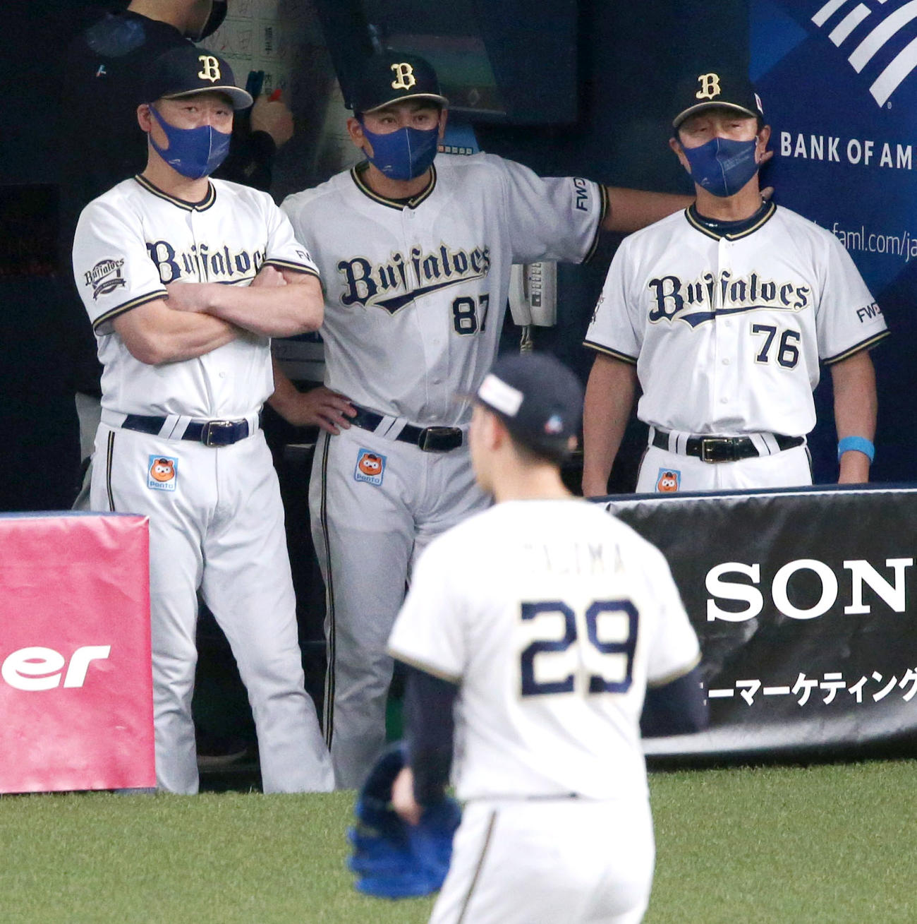 オリックス対日本ハム　6回表日本ハム1死一、三塁、中嶋監督（左）は田嶋（手前）を代え比嘉を投入する（撮影・上山淳一）