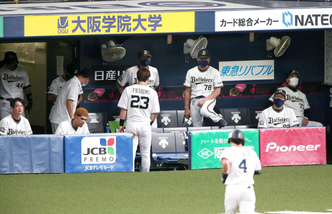 オリックス対日本ハム　9回裏オリックス2死一、三塁、福田（手前）が右飛に倒れるゲームセットとなり静まる中嶋監督（右から3人目）らベンチ（撮影・上山淳一）