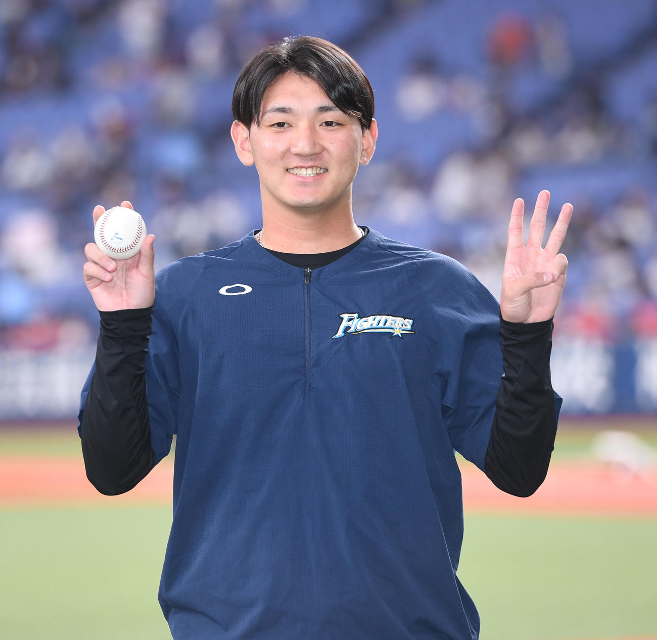オリックス対日本ハム　3勝目の立野はウイニングボールを手に笑顔を見せる（撮影・前岡正明）