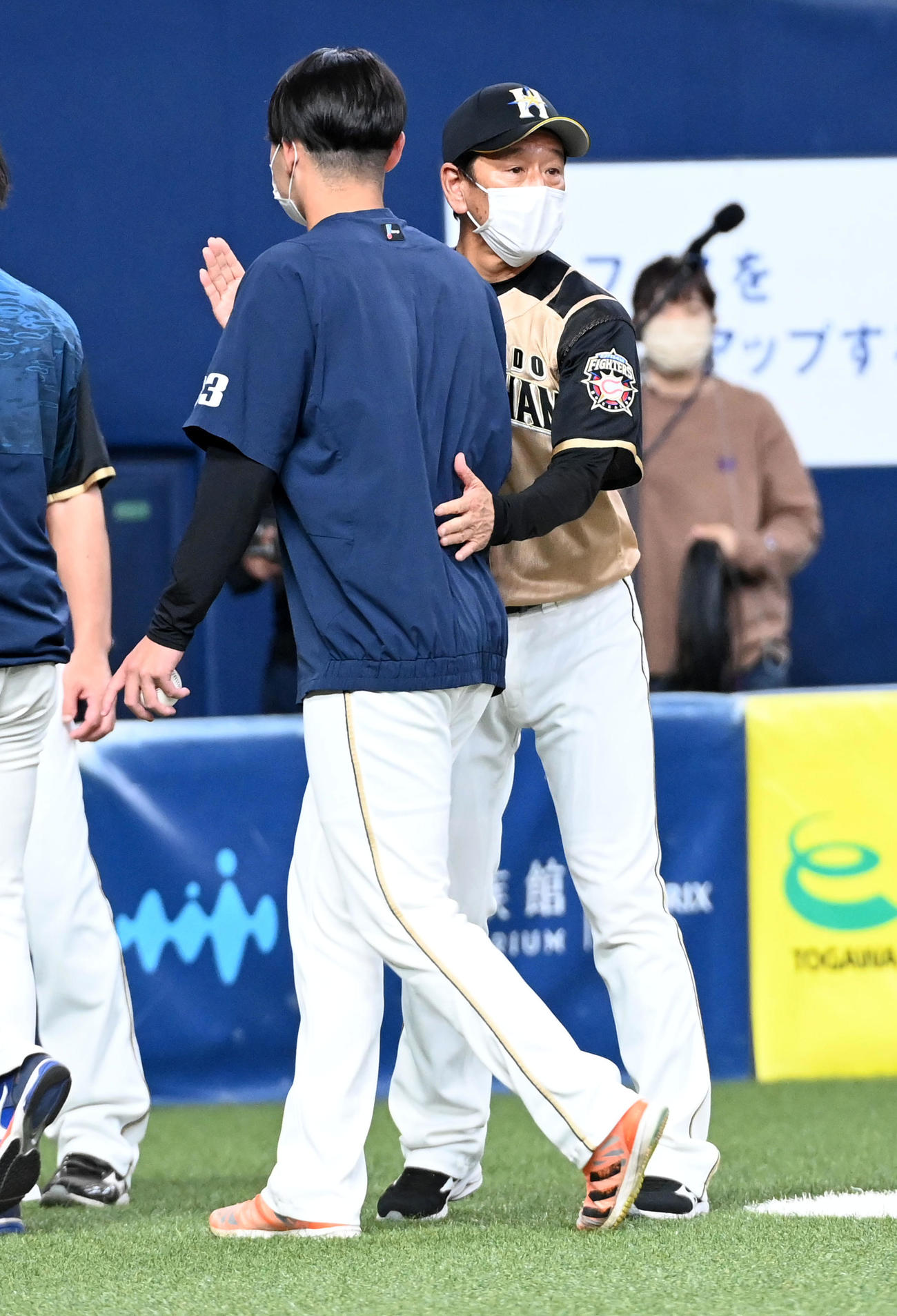 オリックス対日本ハム　立野（左）を祝福する栗山監督（撮影・前岡正明）