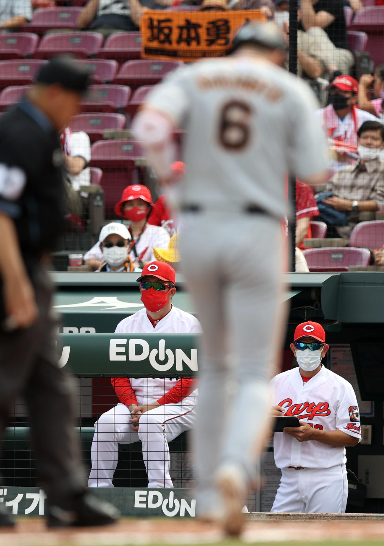 広島対巨人　3回表巨人2死三塁、坂本（手前）に2点本塁打を打たれ、ぶぜんとする佐々岡監督（左）（撮影・狩俣裕三）