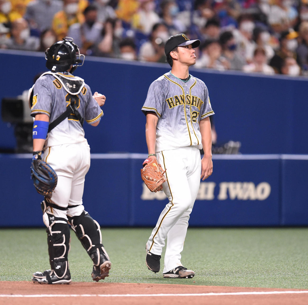 中日対阪神　6回裏中日1死三塁、堂上直倫に右犠飛を打たれた伊藤将（右）（撮影・森本幸一）