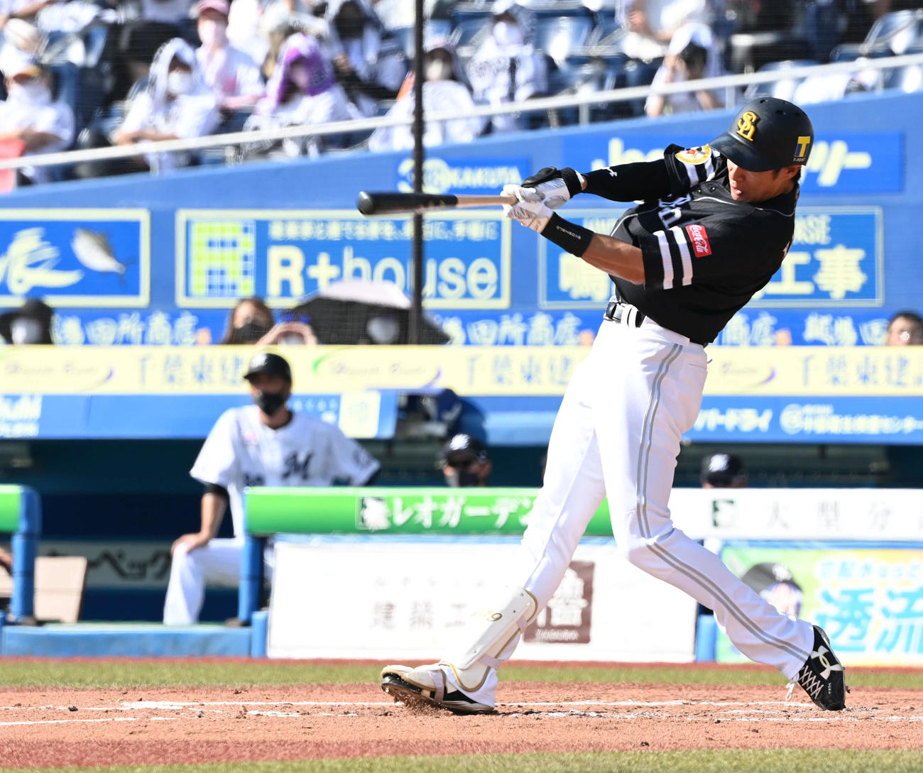 ロッテ対ソフトバンク　2回表ソフトバンク無死、柳田は中越えソロ本塁打を放つ（撮影・山崎安昭）