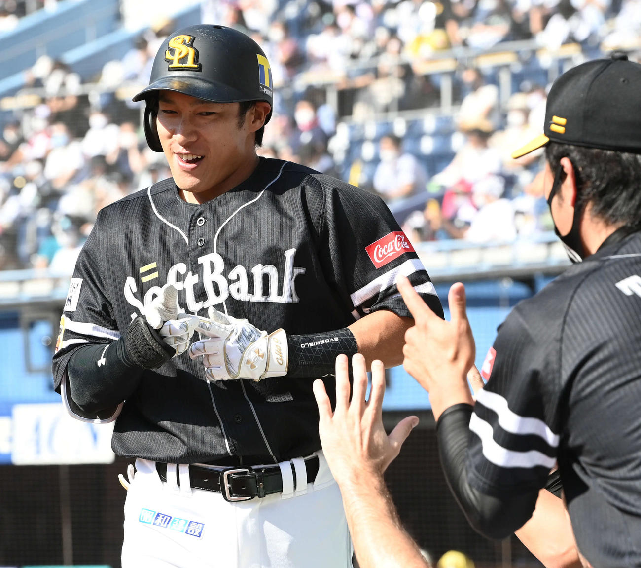 ロッテ対ソフトバンク　2回表ソフトバンク無死、ソロ本塁打を放った柳田はチームメートとポーズを決める（撮影・山崎安昭）