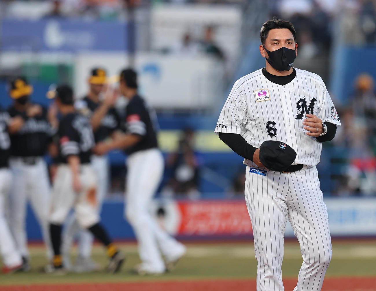 ロッテ対ソフトバンク　ソフトバンクに連敗を喫し渋い表情であいさつするロッテ井口監督（撮影・垰建太）