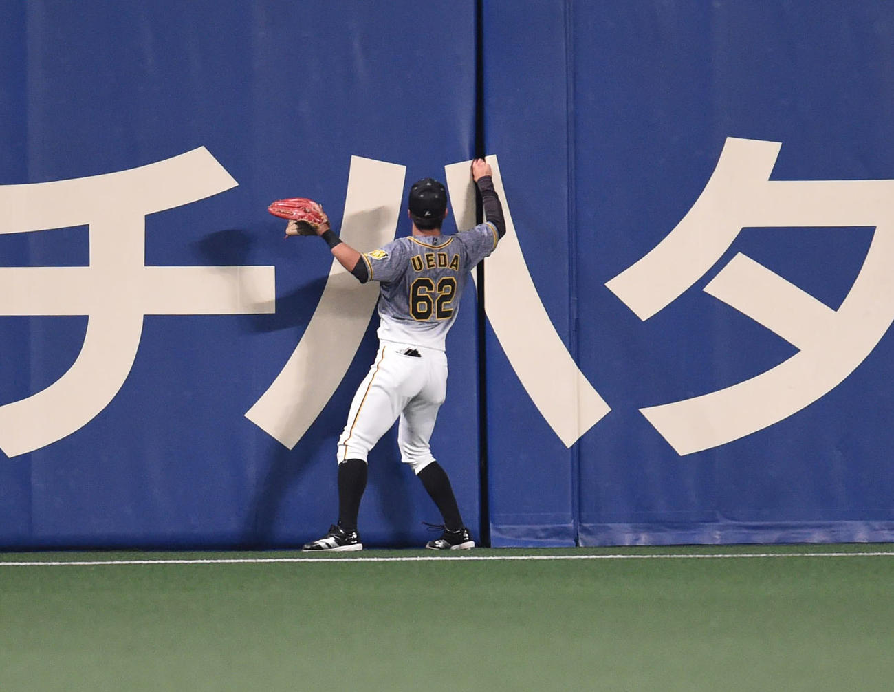 中日対阪神　9回裏中日1死一、三塁、福留の打球がフェンスに挟まり捕りに行く植田（撮影・森本幸一）