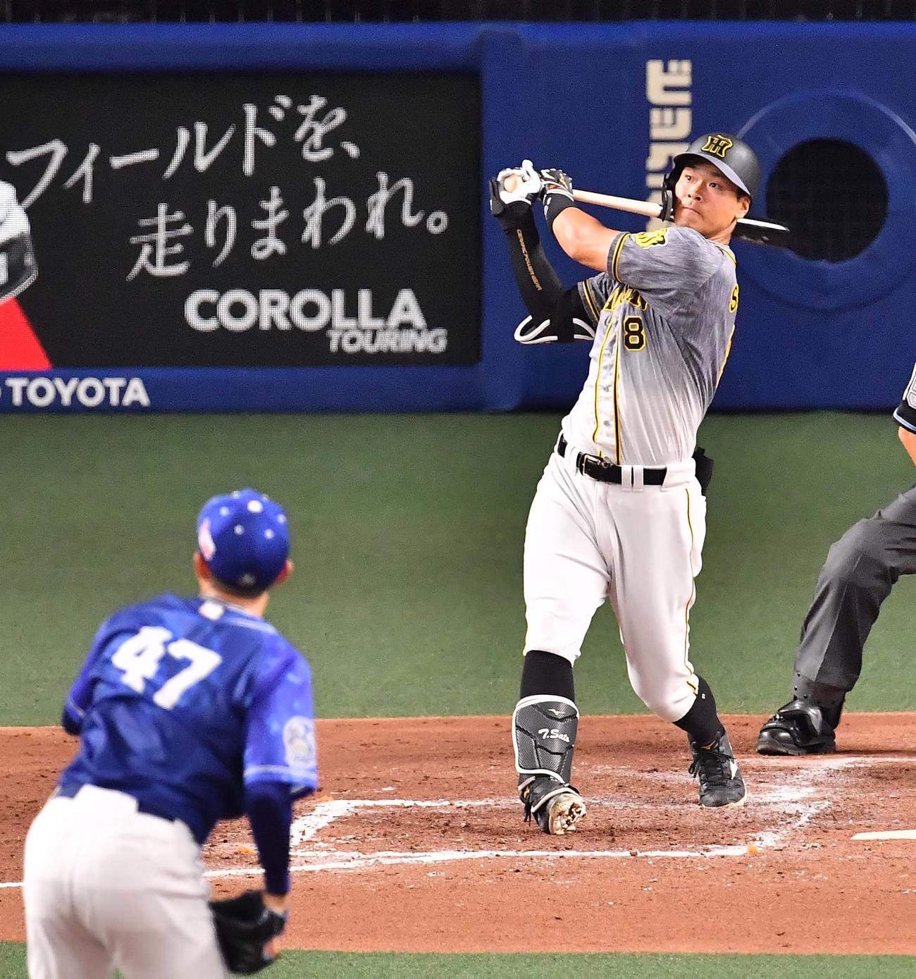 阪神対中日　4回表阪神1死一塁、佐藤輝明は右翼に大飛球を放ち本塁打の判定も、与田剛監督のリクエストでファウルとなる（撮影・上田博志）