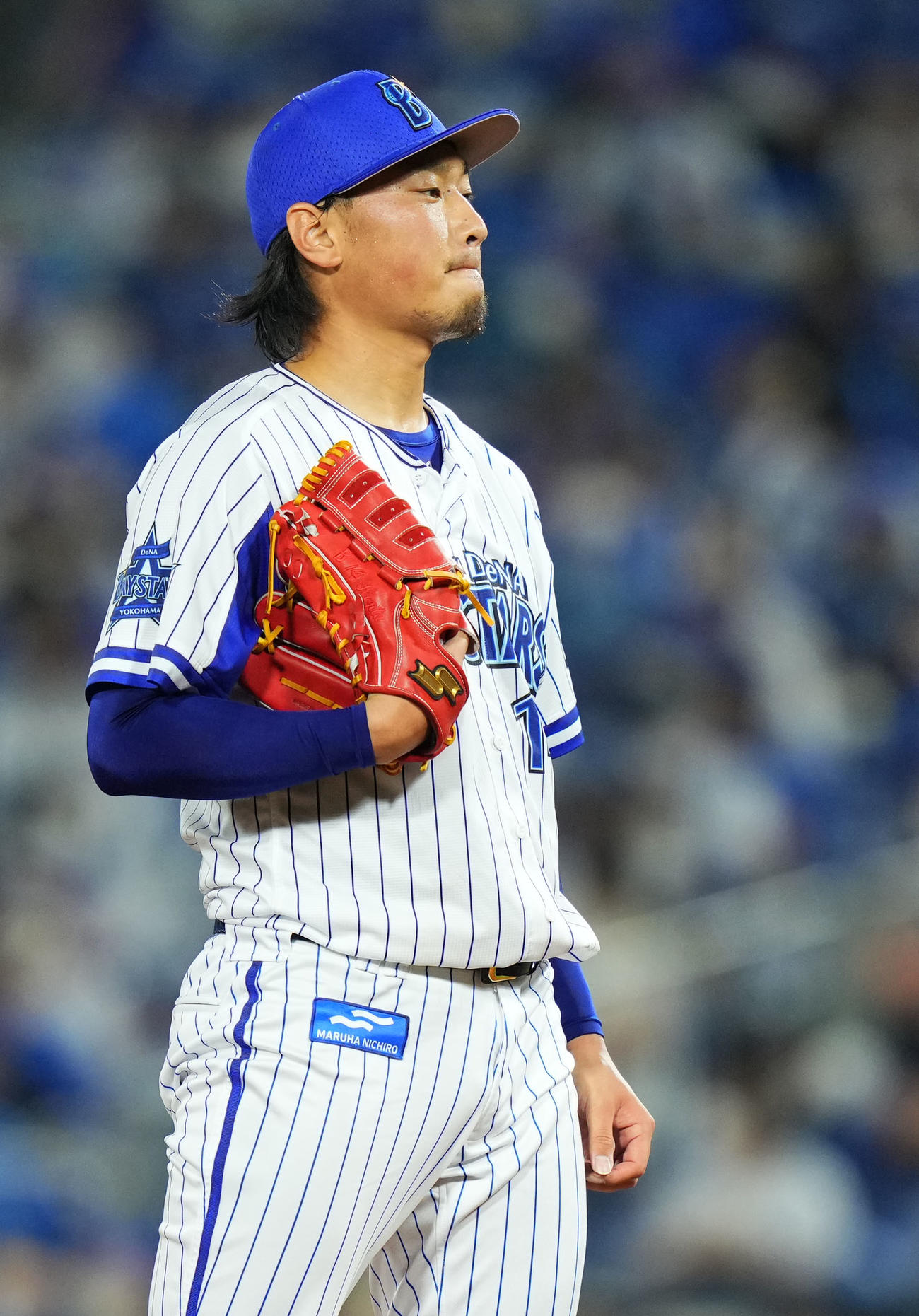 DeNA対ヤクルト　4回表ヤクルト2死、坂口に四球を与え肩を落とす石田（撮影・横山健太）