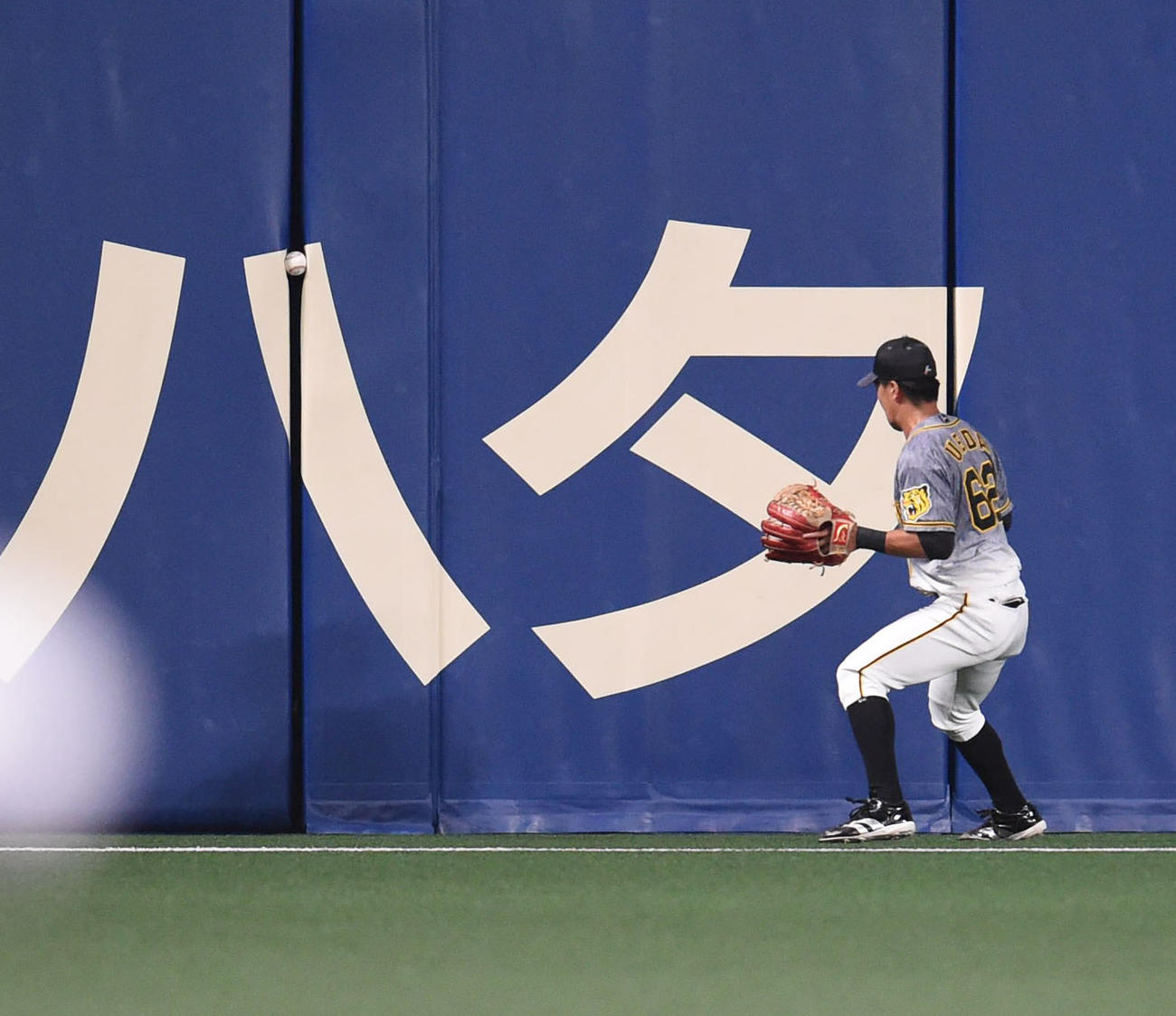 中日対阪神　9回裏中日1死一、三塁、福留の打球がフェンスに挟まる（撮影・森本幸一）