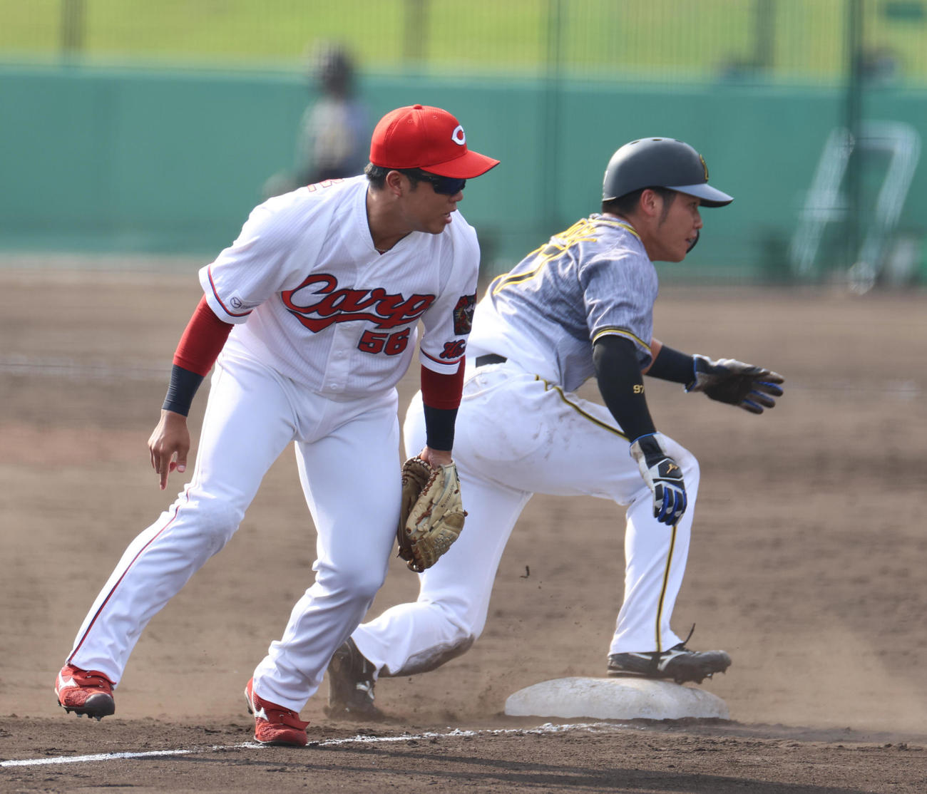 ウエスタン・リーグ広島対阪神　9回表阪神1死満塁、栄枝の適時内野安打で遊撃手矢野が三塁悪送球してしまい二塁走者小野寺も生還し同点となる（撮影・清水貴仁）