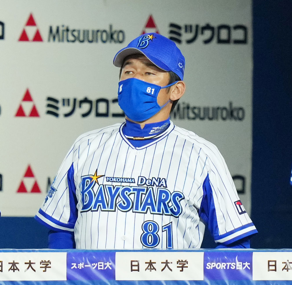 DeNA対ヤクルト　険しい表情でスコアを見つめるDeNA三浦監督（撮影・横山健太）