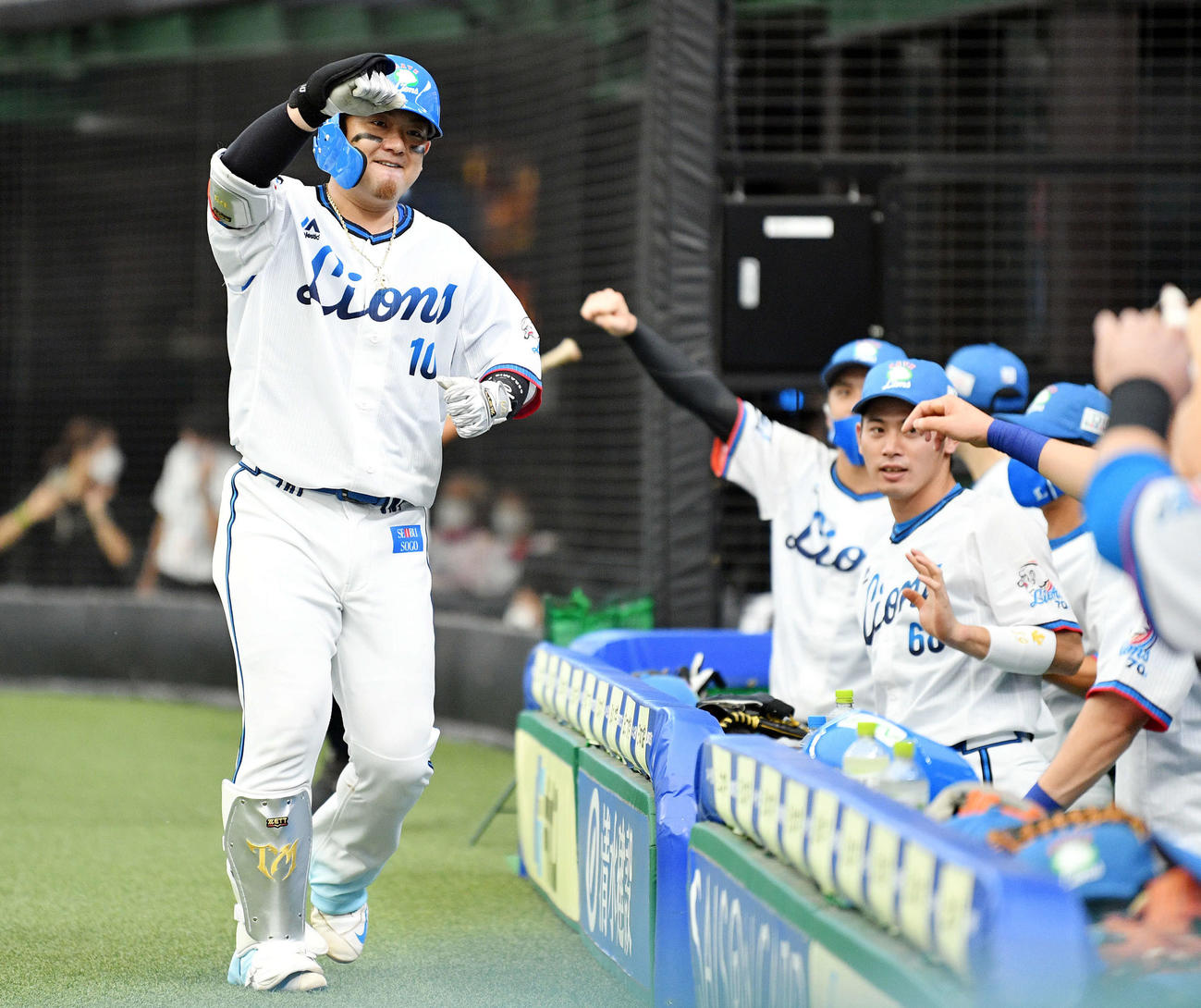 西武対楽天　1回裏西武2死、先制の右越えソロ本塁打を放った森（左）は生還しナインに向かってガッツポーズする（撮影・滝沢徹郎）