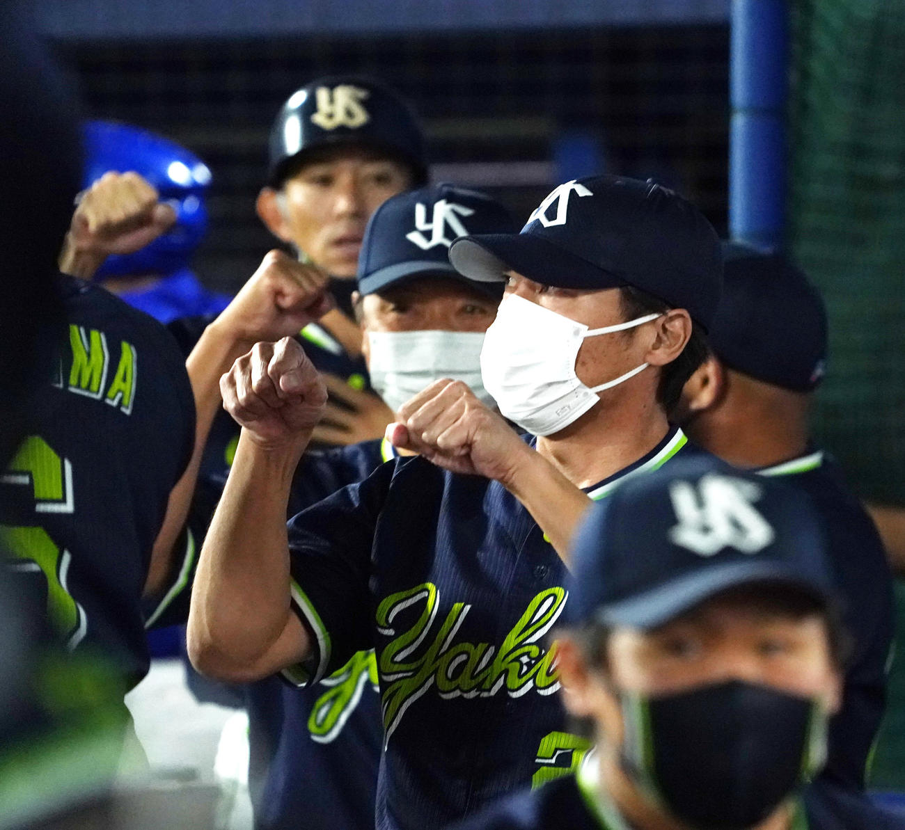 DeNA対ヤクルト　DeNAに勝利しタッチを交わすヤクルト高津監督（撮影・横山健太）