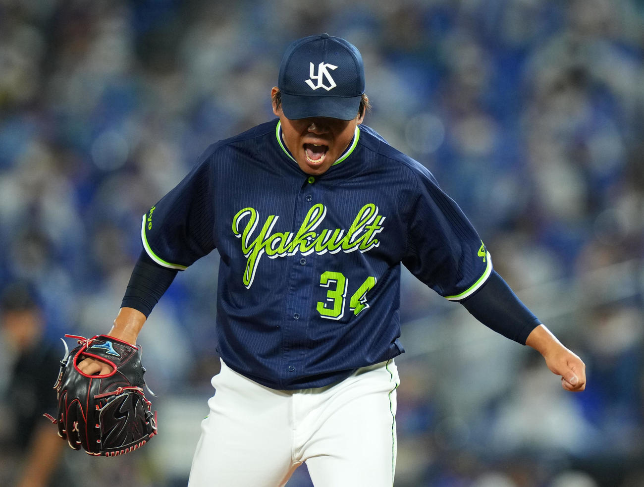 DeNA対ヤクルト　8回裏を無失点に抑えほえるヤクルト田口（撮影・横山健太）