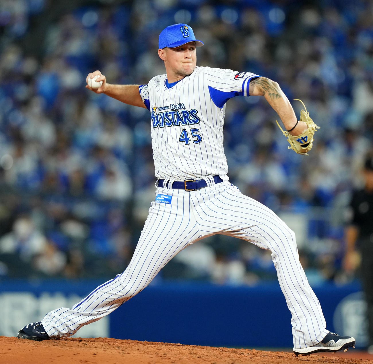 DeNA対ヤクルト　5回表から登板したDeNAピープルズ（撮影・横山健太）