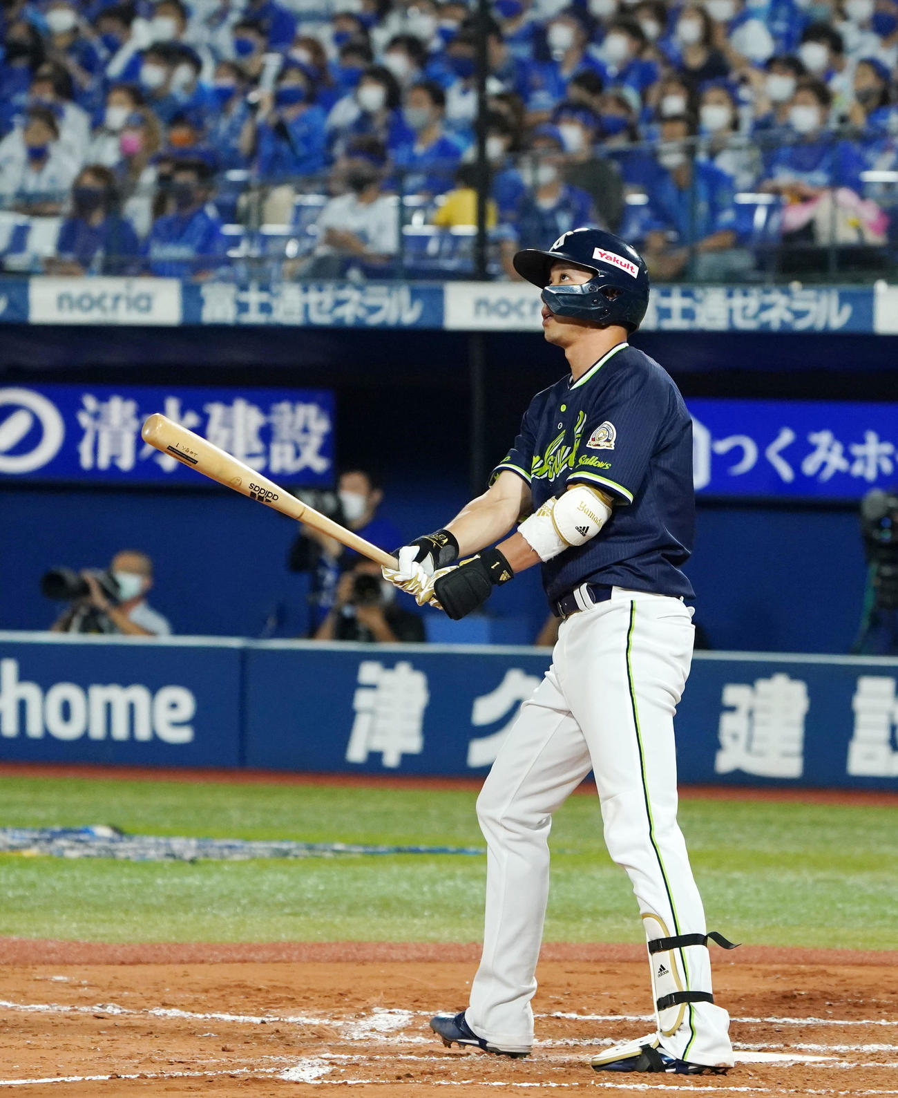 DeNA対ヤクルト　8回表ヤクルト1死、左越え本塁打を放つ山田（撮影・横山健太）